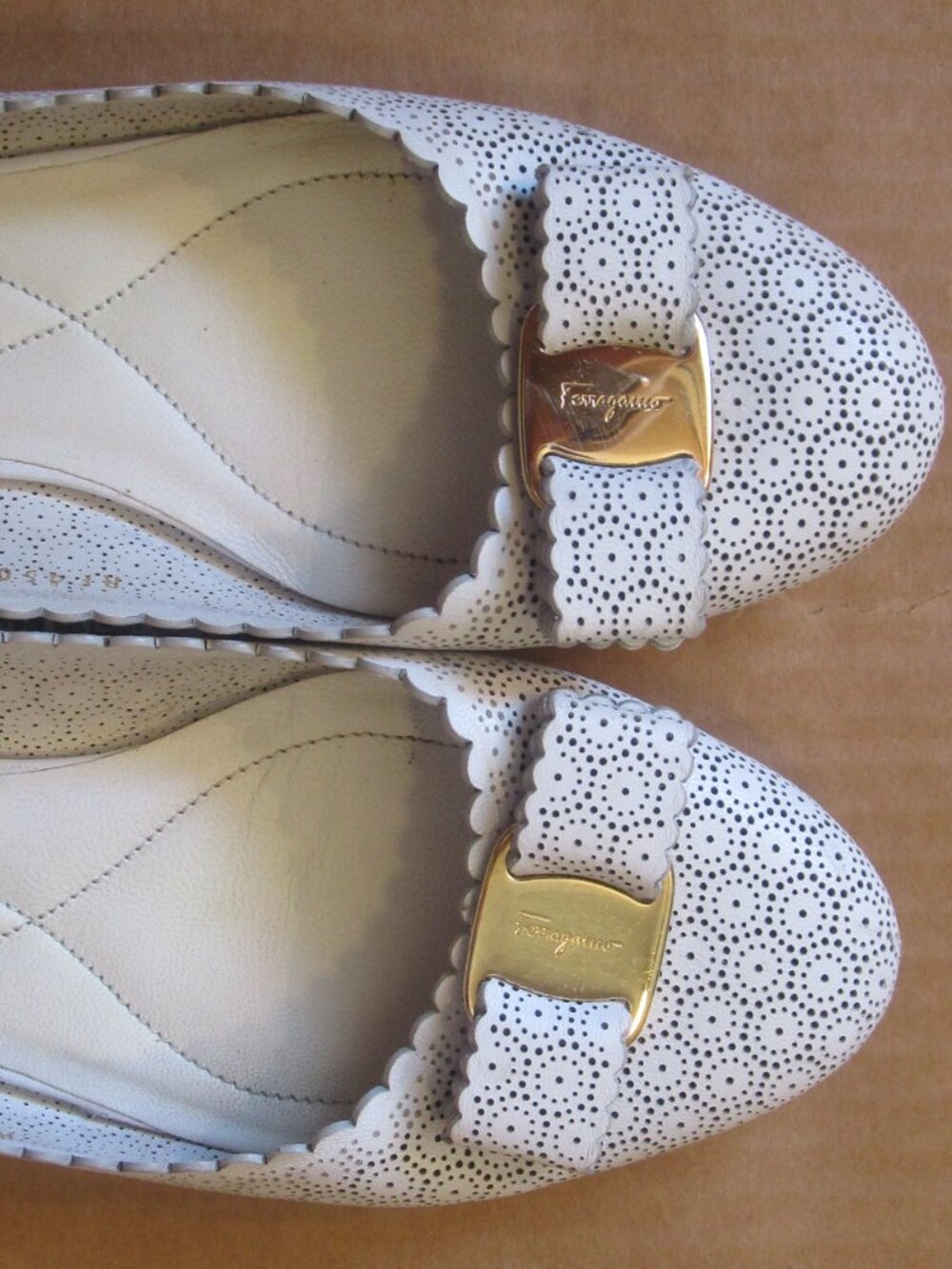 Salvatore Ferragamo Vintage Vara Perforated Leather Bow Pumps White Gold | 8 B - Picture 6 of 16